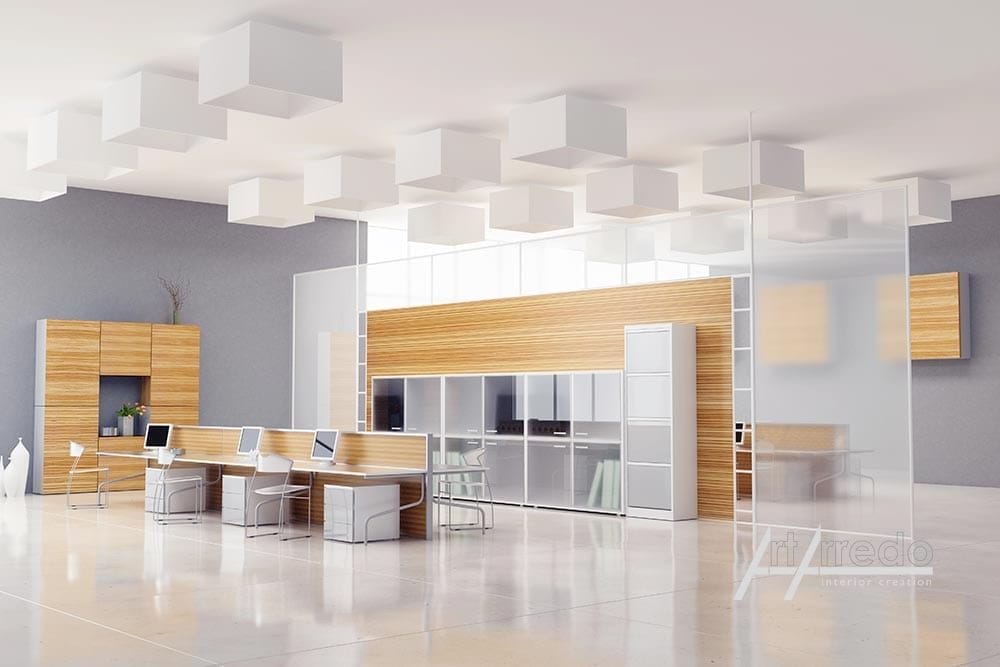 Interni di ufficio moderni con decorazioni bianche e in legno, cubicoli, cubi bianchi fluttuanti come decorazione del soffitto e partizioni trasparenti progettate da Arredamenti Uffici.