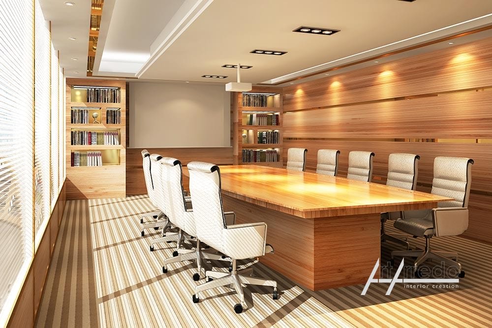 Sala riunioni moderna con lungo tavolo in legno, sedie da ufficio bianche, arredi per ufficio personalizzati e luci calde.